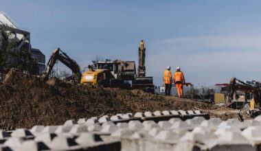 Bauarbeiter bei Abrissarbeiten an der Ringbahnbruecke in Berlin