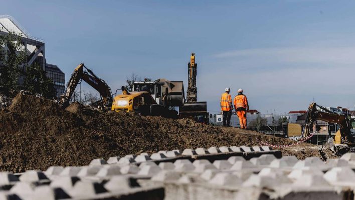 Bauarbeiter bei Abrissarbeiten an der Ringbahnbruecke in Berlin