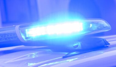 Angriff mit Holzlatten: Mann wird in Halle von mehreren Angreifern schwer verletzt