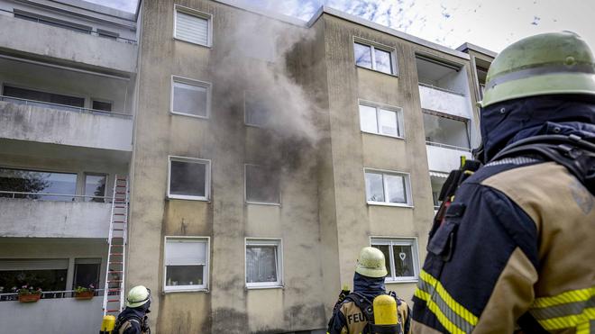 Per Leiter gerettet: Nach ersten Erkenntnissen der Feuerwehr waren in der Wohnung Akkus beim Laden in Brand geraten.