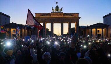 Hunderte demonstrieren am Brandenburger Tor in Berlin