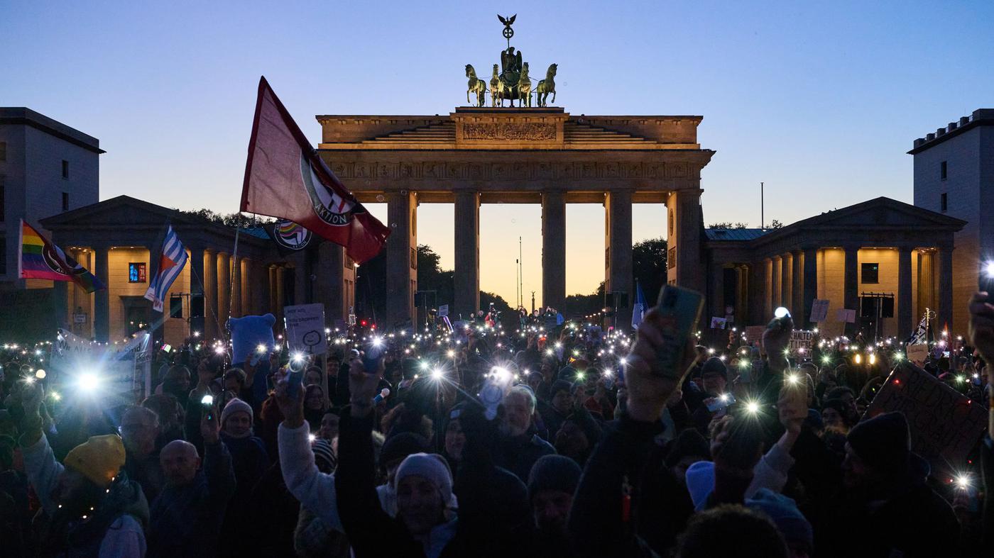 Hunderte demonstrieren am Brandenburger Tor in Berlin