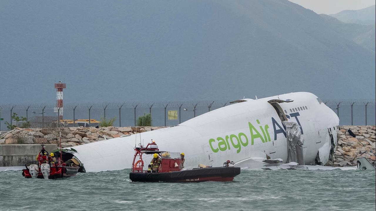 Von Landesbahn abgekommen: Zwei Tote nach Flugzeugunglück in Hongkong