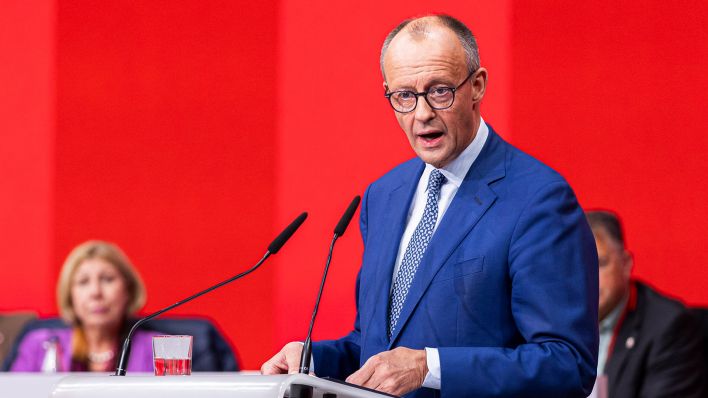 Archivbild: Bundeskanzler Friedrich Merz (CDU) spricht bei einem Kongress. (Quelle: dpa/Matthey)