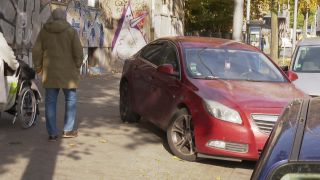 "Ein Auto steht teilweise auf einem Bordstein und Gehweg abgestellt in Berlin"; © rbb