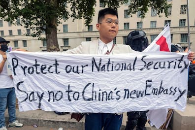"Schützt unsere nationale Sicherheit": Demonstranten vor der neuen chinesischen Botschaft in London.