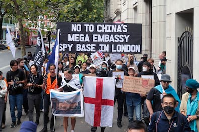 Immer wieder demonstrieren Menschen gegen Chinas neue Superbotschaft in London, wie hier im vergangenen August.