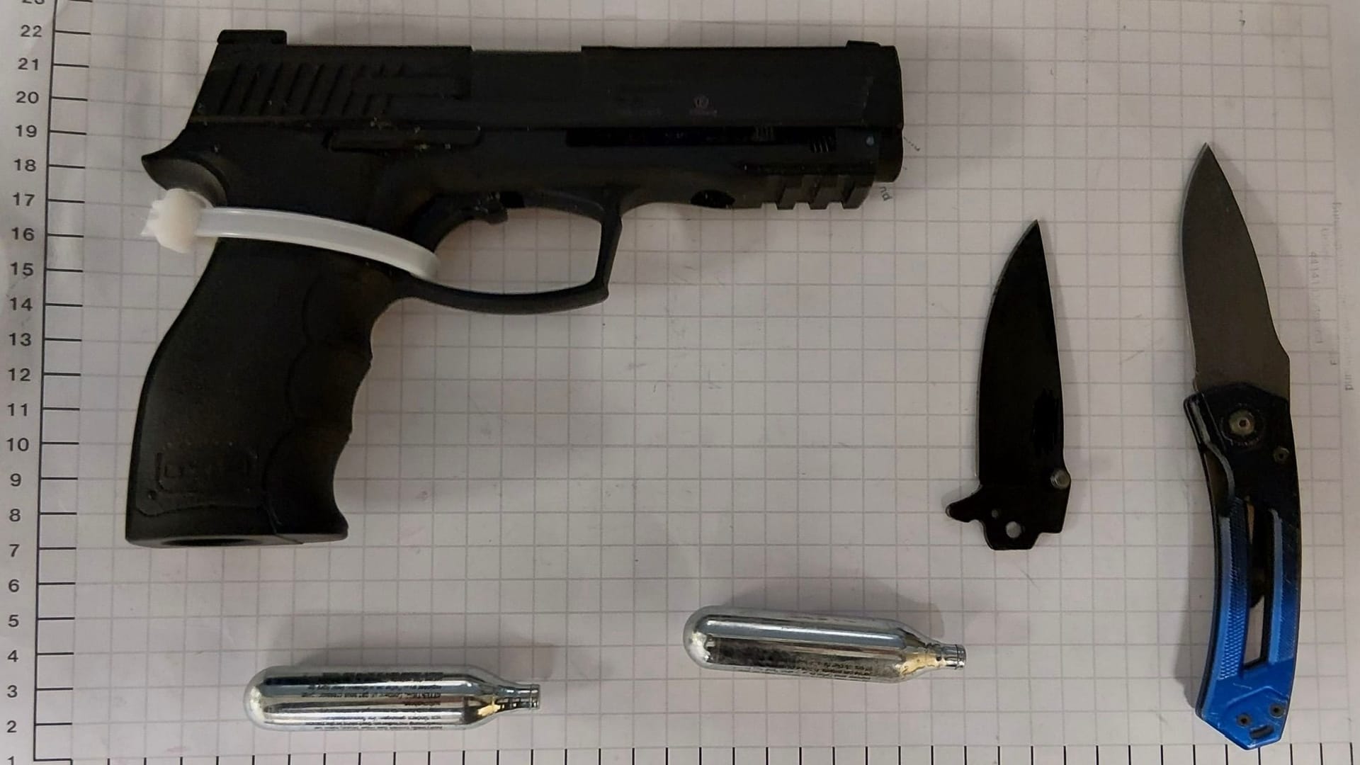 Die Bundespolizei hat bei der Durchsuchung eines 24-jährigen Mannes am Essener Hauptbahnhof mehrere Waffen sichergestellt. Die Bundespolizei hat bei der Durchsuchung eines 24-jährigen Mannes am Essener Hauptbahnhof mehrere Waffen sichergestellt.