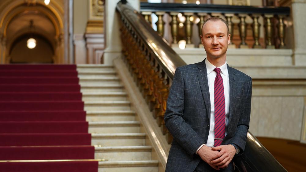 Hamburger Antisemitismusbeauftragter: "Ich bekomme Hassnachrichten, ich komme aber gar nicht dazu, sie alle anzuzeigen": der Hamburger Antisemitismusbeauftragte Stefan Hensel nach seiner Ernennung auf der Treppe des Rathauses.