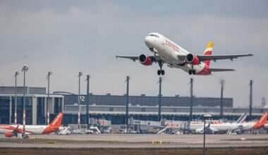 Archivbild: Ein startendes Flugzeug am Flughafen Berlin Brandenburg. (Quelle: dpa/Keuenhof)