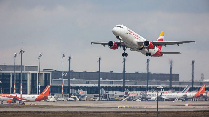 Archivbild: Ein startendes Flugzeug am Flughafen Berlin Brandenburg. (Quelle: dpa/Keuenhof)