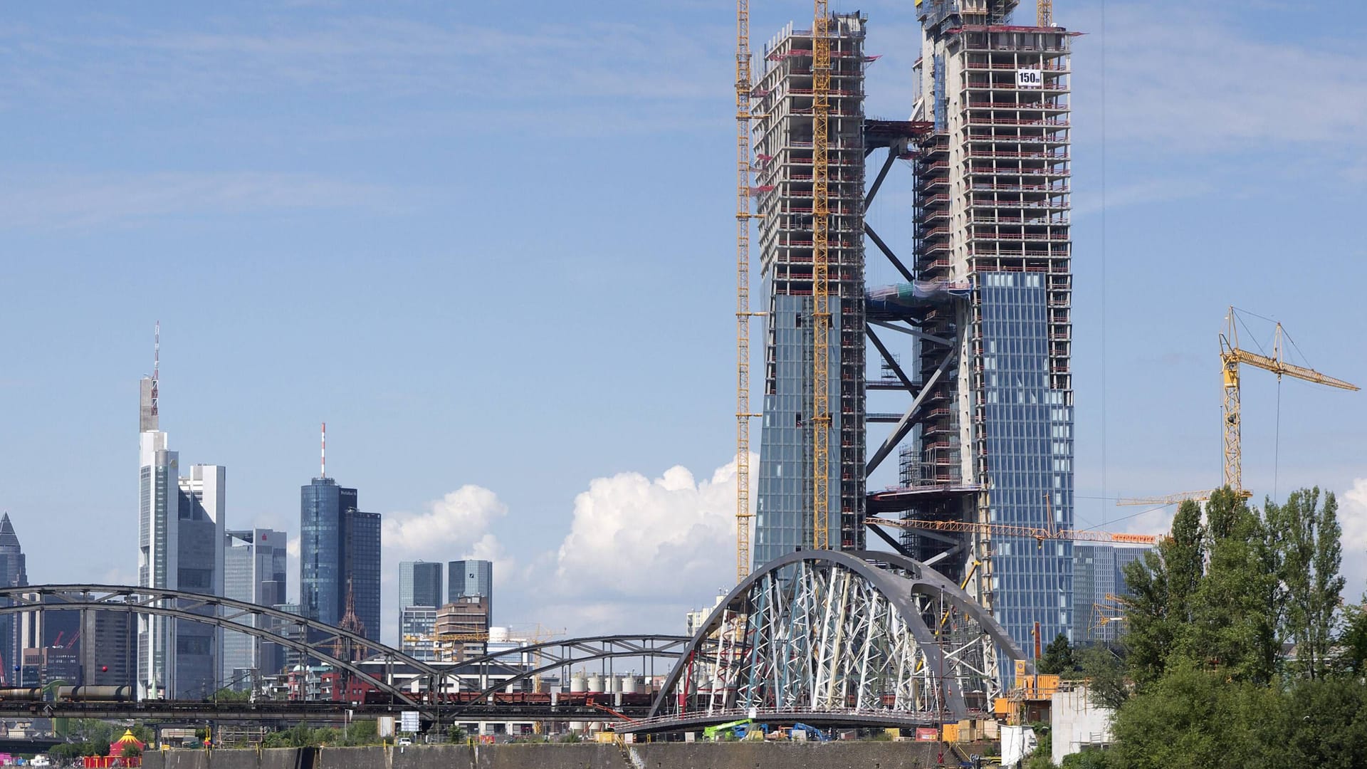 Frankfurt am Main: Das Unternehmen zeichnete für die Fassade der Europäischen Zentralbank verantwortlich.