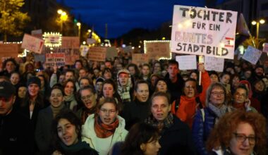 Demo vor CDU-Parteizentrale: Demonstrantinnen kritisieren Merz