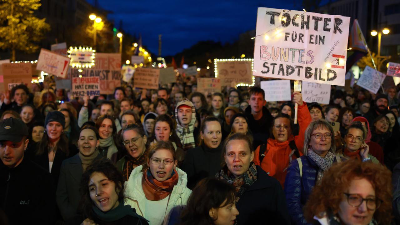 Demo vor CDU-Parteizentrale: Demonstrantinnen kritisieren Merz
