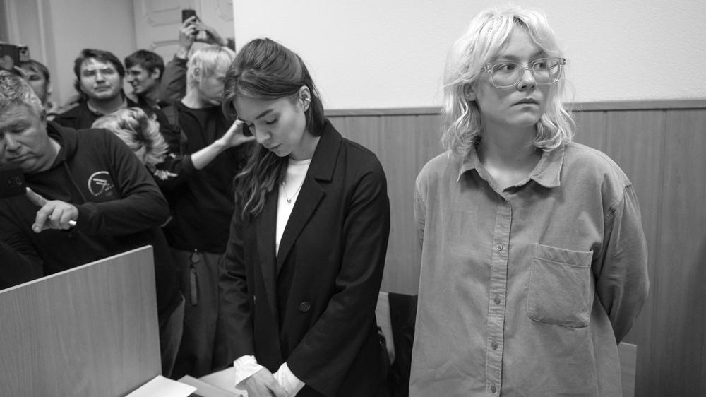 Junge Menschen in Russland: Diana Loginowa (rechts) singt in Russland verbotene Lieder gegen den Krieg.