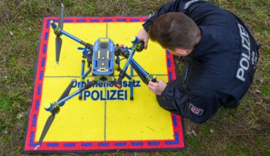 Archivbild: Ein Beamter der Polizei bereitet eine Drohne für den Einsatz zur Überwachung vor. (Quelle: dpa/Pleul)