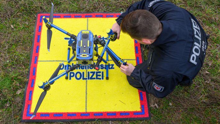 Archivbild: Ein Beamter der Polizei bereitet eine Drohne für den Einsatz zur Überwachung vor. (Quelle: dpa/Pleul)