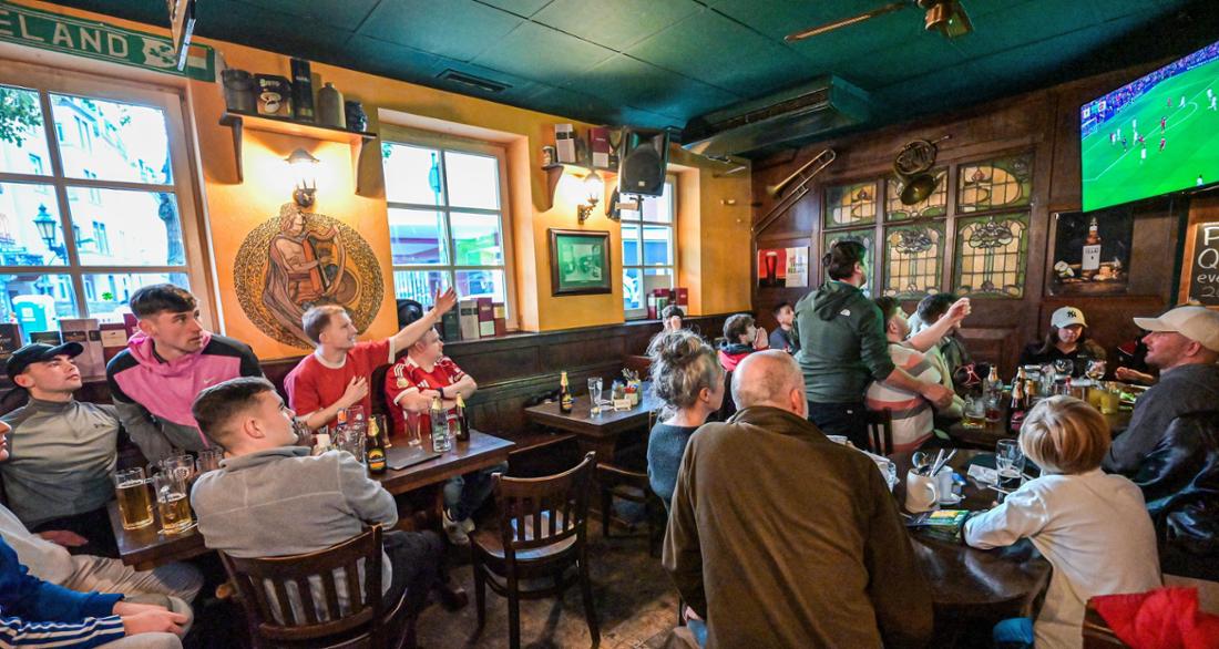 Frankfurt am Main, 19.10.2025, Stadtteil Bornheim, Bergerstrasse. Heute geht es für Liverpool noch mal gegen Manchester, am Mittwoch steht dann das große Spiel gegen die Eintracht an. Wir schauen das Spiel im Pub in Bornheim mit Liverpool-Fans. (c) FOTO: Rainer Rüffer (Rueffer)