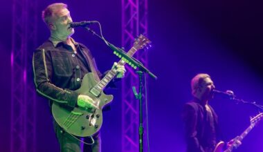 Die Band "Queens of the Stone Age" bei einem Konzert (Quelle: dpa/Alex Cropper)
