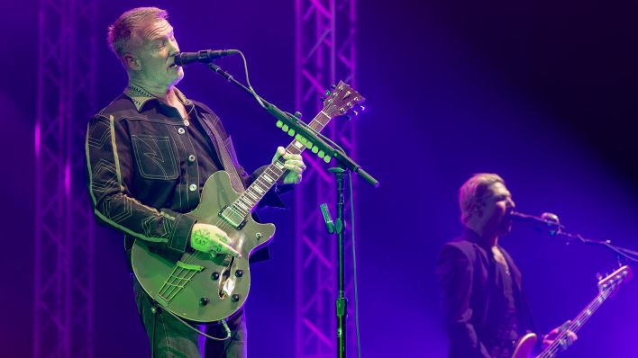 Die Band "Queens of the Stone Age" bei einem Konzert (Quelle: dpa/Alex Cropper)