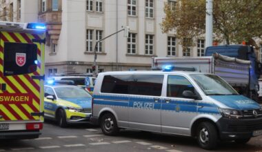 Unfallstelle mit Polizei- und Rettungswagen.