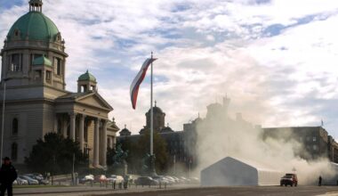 Feuer und Schüsse in Zeltlager vor Serbiens Parlament