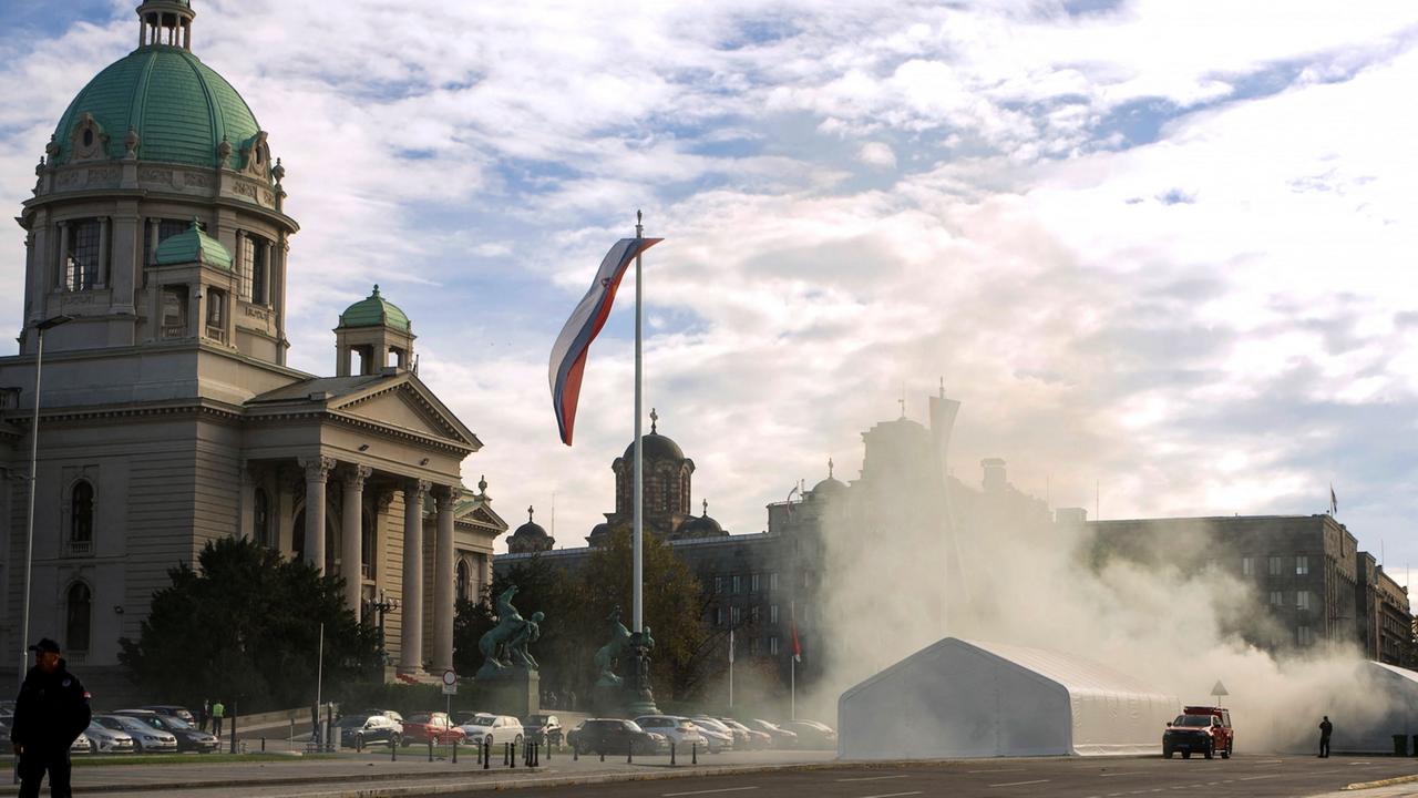 Feuer und Schüsse in Zeltlager vor Serbiens Parlament
