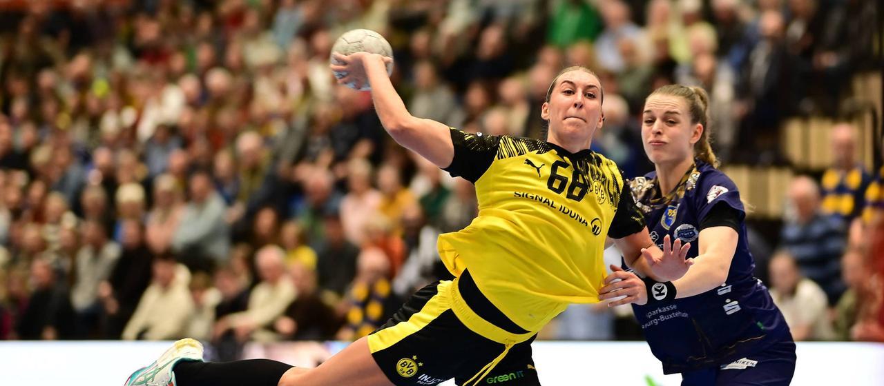 Dana Bleckmann von Borussia Dortmund in Wurfbewegung gegen Isabelle Dölle vom Buxtehuder SV