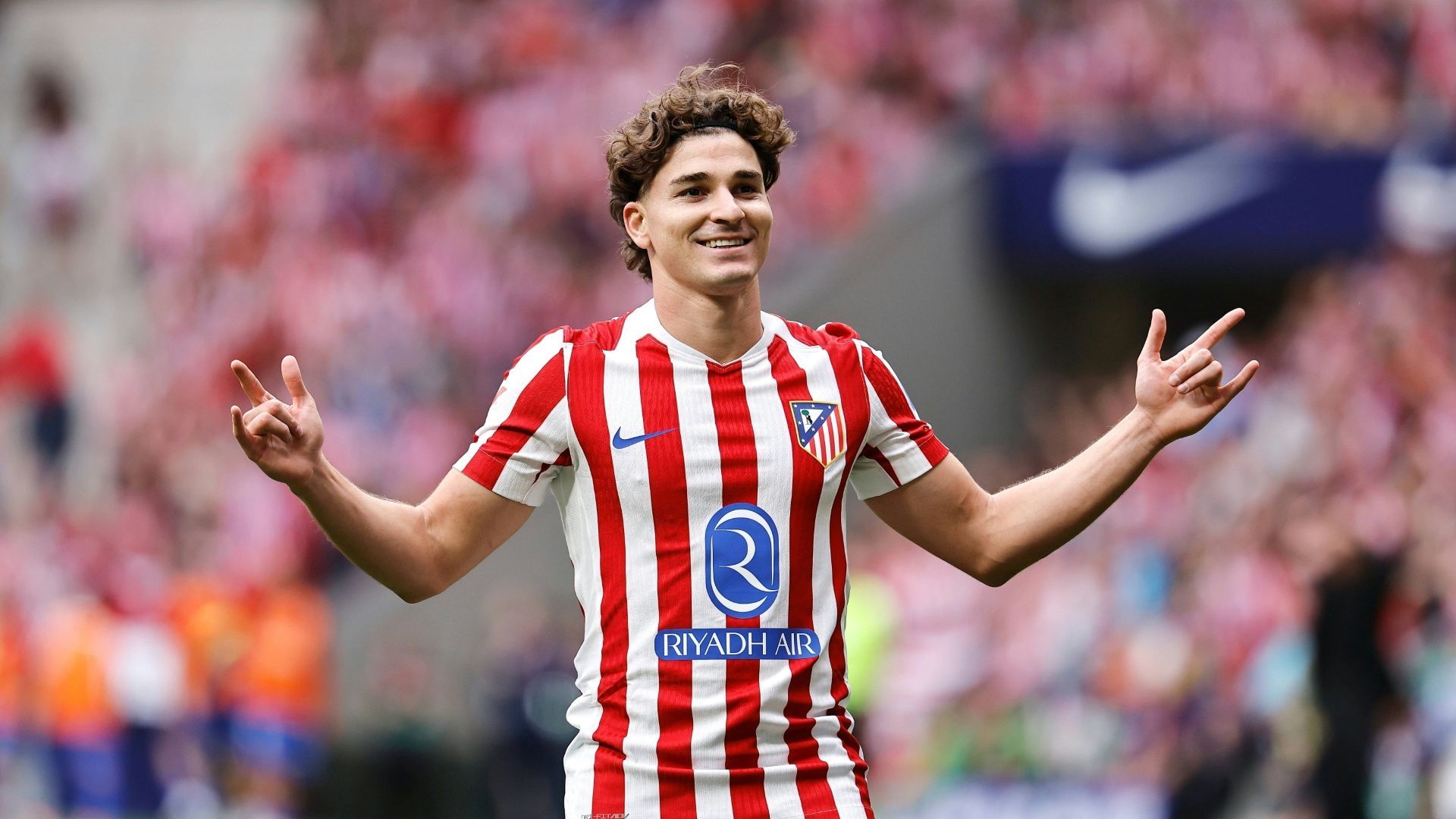 <strong>Julian Alvarez (Atletico Madrid)</strong><br>Der FC Barcelona hat laut der "Bild" einen Nachfolger für Robert Lewandowski ausgemacht. Die "Katalanen" würden gerne Julian Alvarez von Ligakonkurrent Atletico Madrid verpflichten. Die Funktionäre des Klubs sollen schon vor seinem Doppelpack im Derby gegen Real ein Auge auf den Argentinier geworfen haben. Sein Vertrag bei Atletico läuft bis 2030, und die in Spanien übliche Kaufoption liegt bei 500 Millionen Euro.