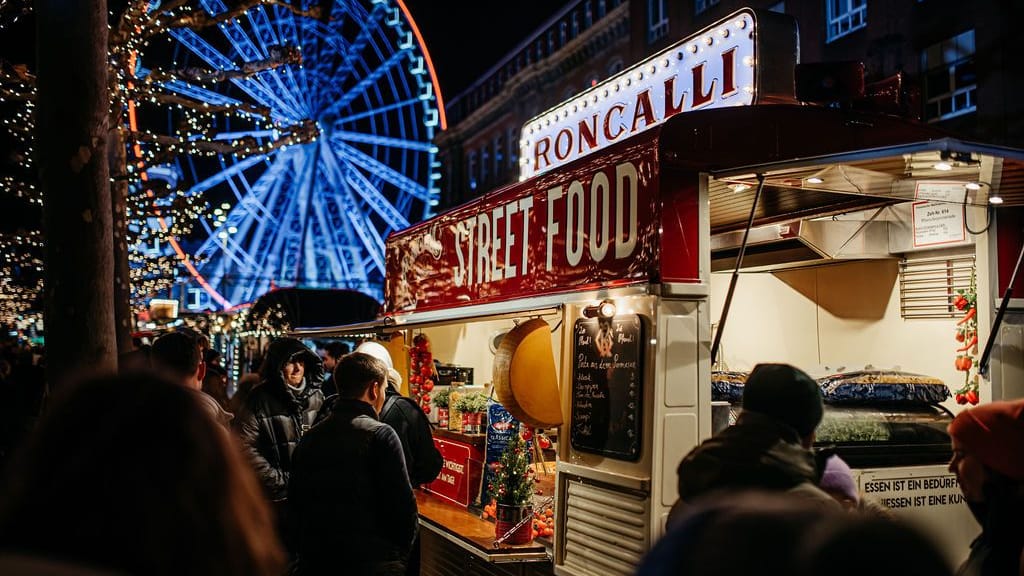 Historische Foodtrucks im Schatten des Riesenrads: Roncallis Weihnachtspromenade war im vergangenen Jahr eine Besuchermagnet. Historische Foodtrucks im Schatten des Riesenrads: Roncallis Weihnachtspromenade war im vergangenen Jahr eine Besuchermagnet.