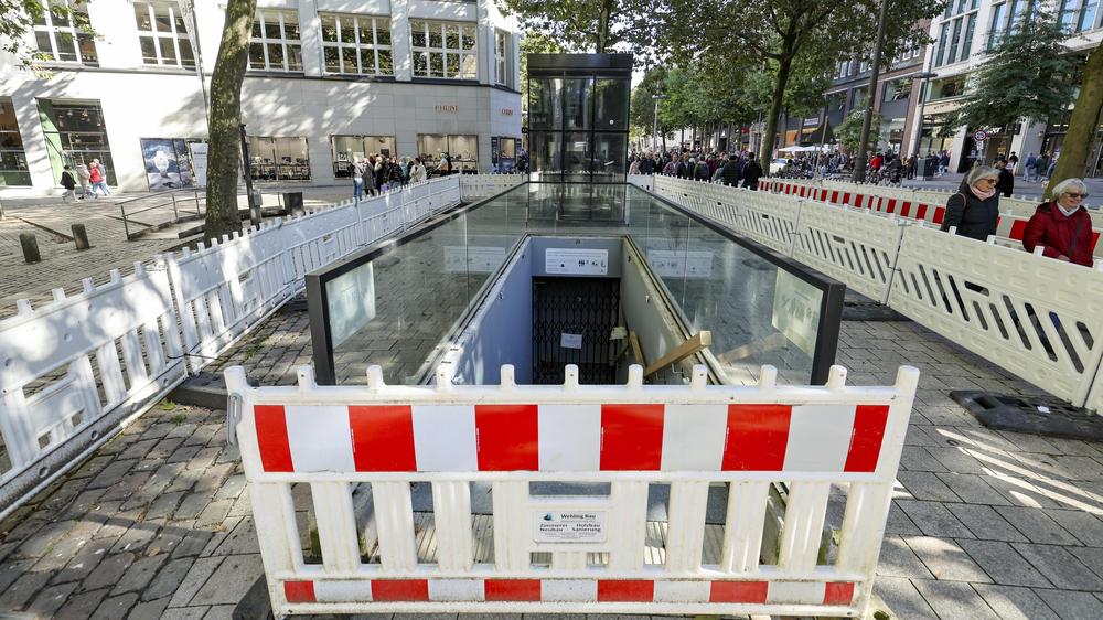 Toilette am Gerhart-Hauptmann-Platz: Blick in den Abgrund, als man das WC noch sehen konnte.