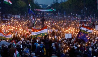 Wahlkampf-Auftakt in Ungarn: Zehntausende bei Demos in Budapest