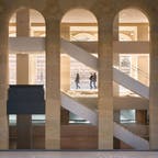 Fünf gewaltige und lichtdurchflutete Hebebühnen bilden die Ausstellungsräume in der Fondation Cartier. Sie lassen sich an Seilzügen beliebig nach oben oder unten bewegen.