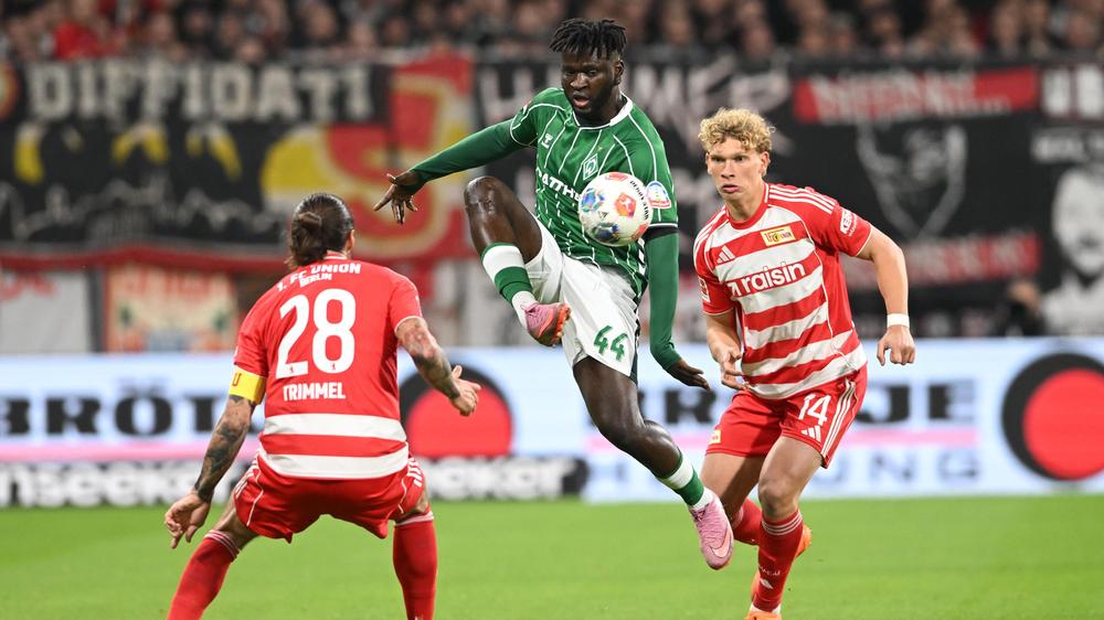 Bundesliga, 8. Spieltag – Freitag : Bremens Victor Boniface versucht sich gegen Christopher Trimmel  und Leopold Querfeld von Union durchzusetzen.