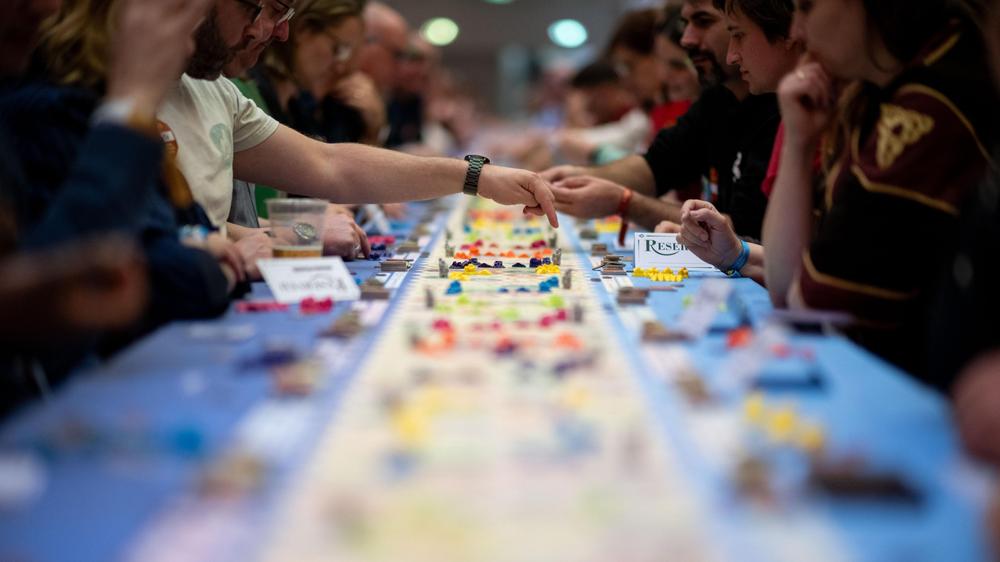 Messe Spiel Essen 2025: Die Rekordteilnehmer saßen an langen Tischen in der Essener Grugahalle.