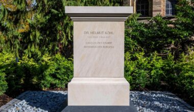 Speyer: Grab des früheren Bundeskanzlers Helmut Kohl zum Denkmal umgestaltet