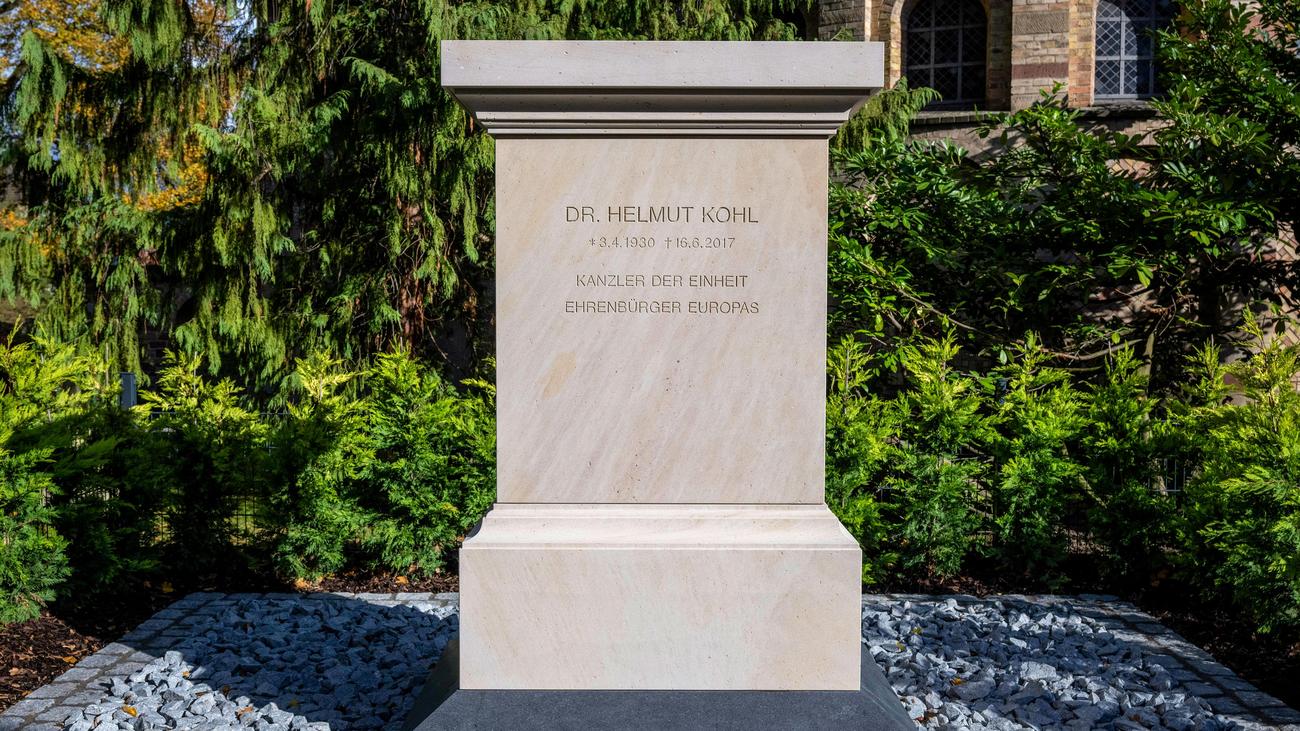 Speyer: Grab des früheren Bundeskanzlers Helmut Kohl zum Denkmal umgestaltet