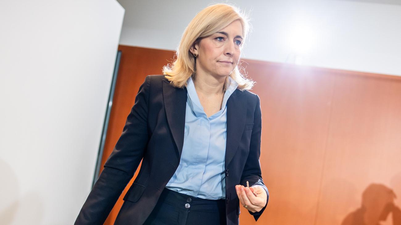 Stadtbild-Debatte: Gesundheitsministerin Nina Warken spricht von "No-go-Areas" für Frauen