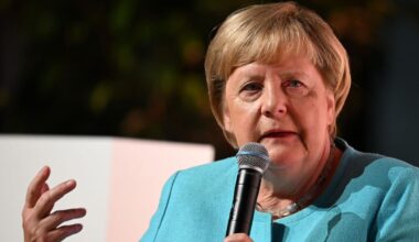 Lesung in Bonn: Angela Merkel mahnt "Maß und Mitte" an