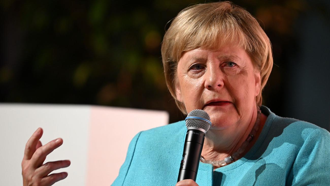 Lesung in Bonn: Angela Merkel mahnt "Maß und Mitte" an