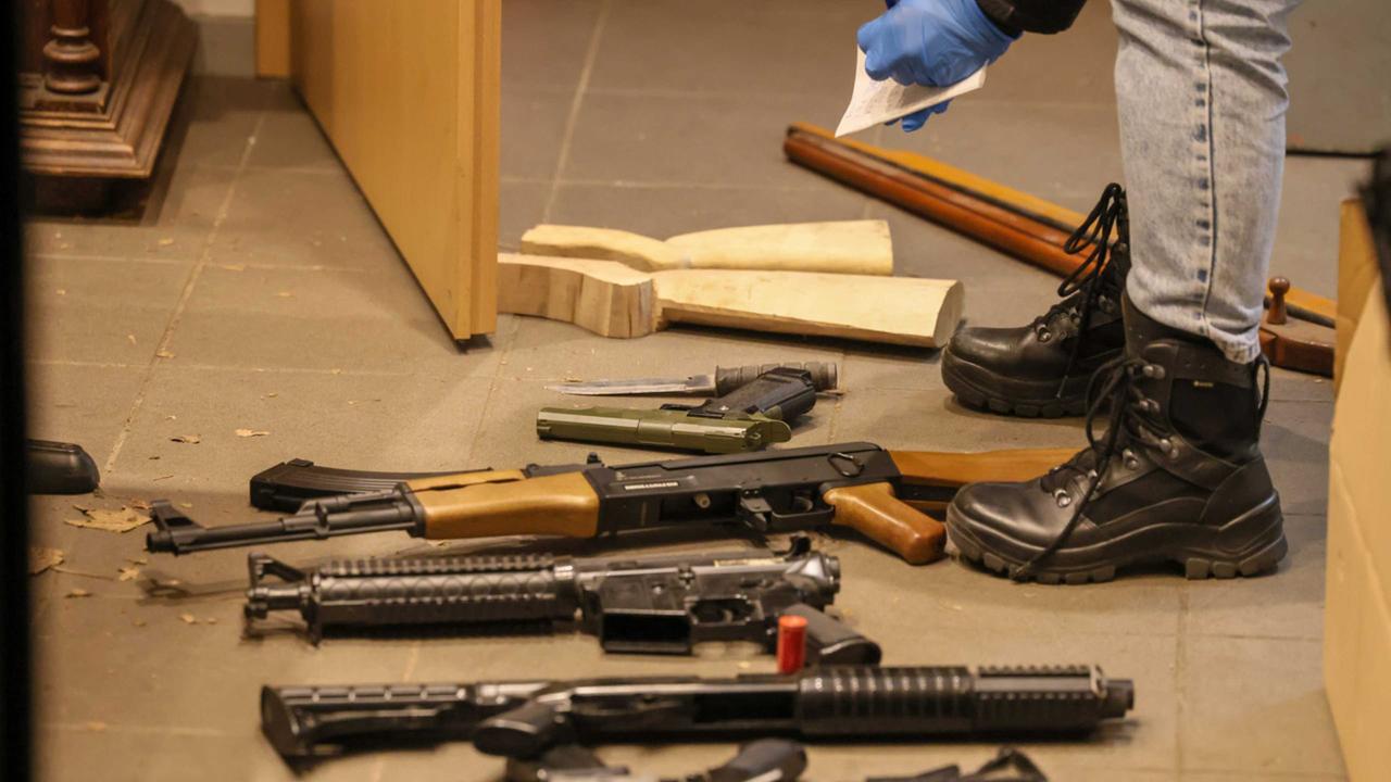 Nordrhein-Westfalen: Festnahmen nach SEK-Einsatz und Waffenfund