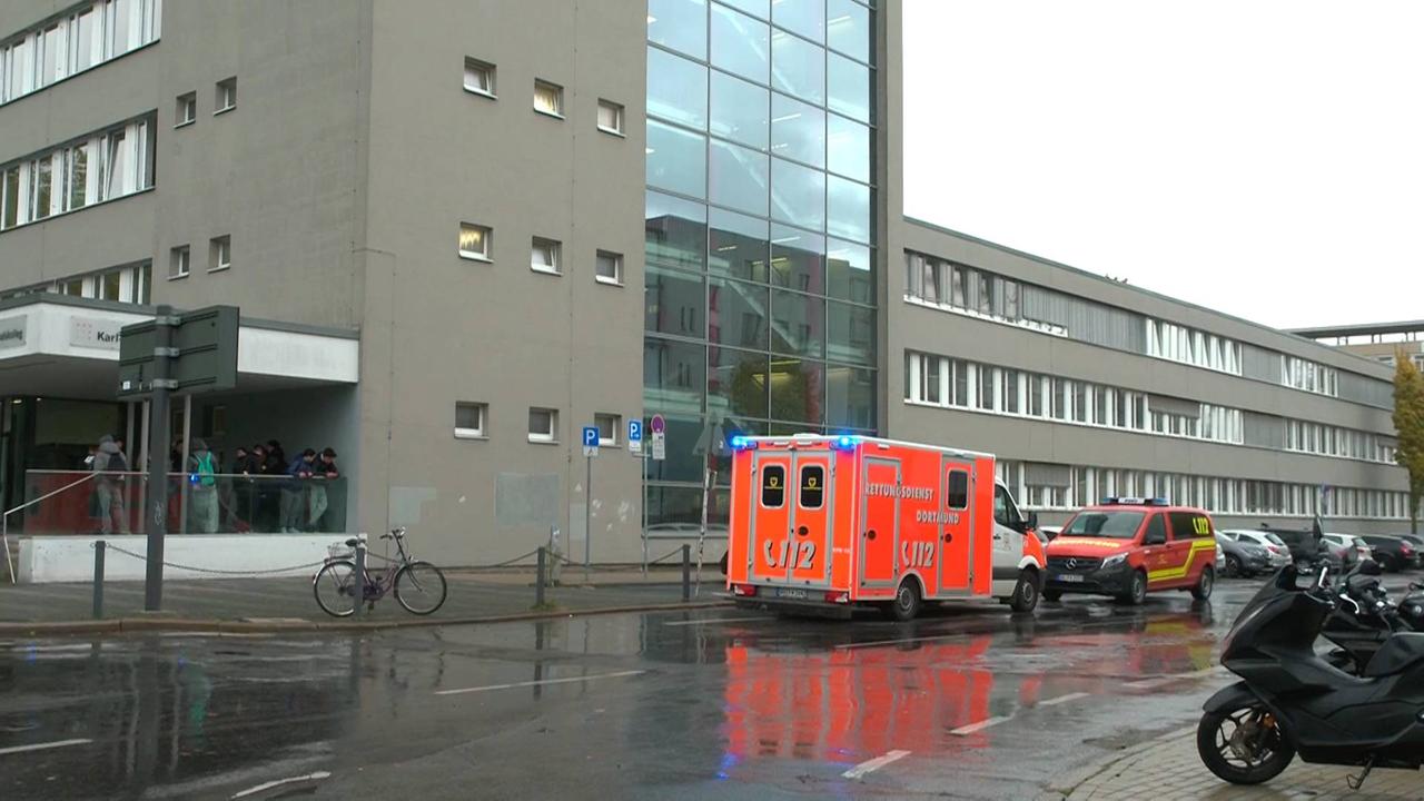 Nordrhein-Westfalen: Schüsse und Pfefferspray an Berufskolleg in Dortmund: Sieben Verletzte