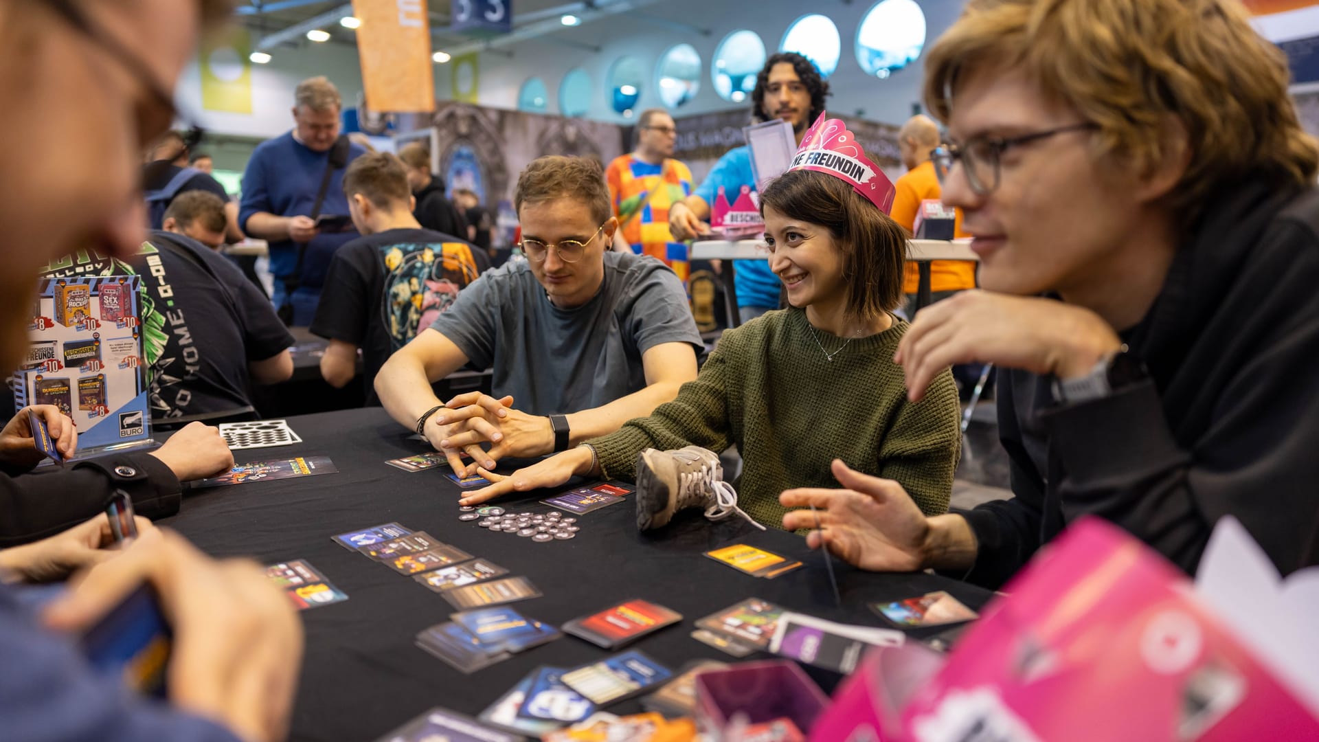Besucher spielen Brettspiele (Archivbild): Die Spiel Essen ist die weltweit größte Messe für Gesellschaftsspiele.