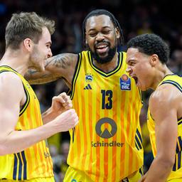 Malte Delow, JWan Roberts und Jack Kayil (Alba Berlin) jubeln nach Sieg gegen Bayern (Quelle: IMAGO / HMB-Media)