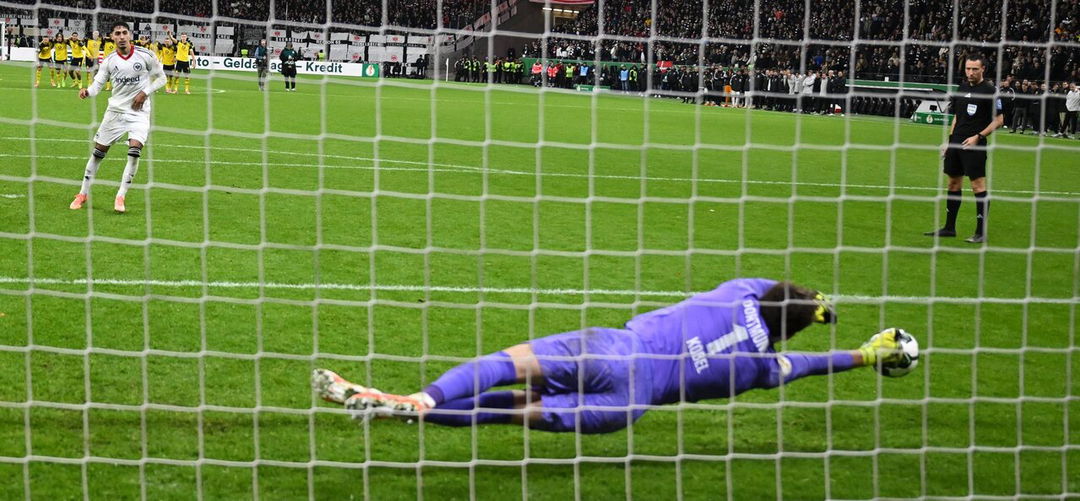 DFB-Pokal: BVB gewinnt Krimi in Frankfurt - Wolfsburg und Augsburg raus