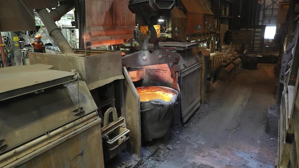 Energiewende in Hamburg: Kupferanoden-Guss bei Aurubis: Teil des industriellen CO₂-Ausstoßes, den der Klimaentscheid bis 2040 reduzieren will.