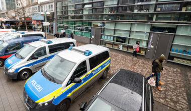 Skandal-Revier Frankfurt: Polizeiauto mit Kot besudelt | Regional