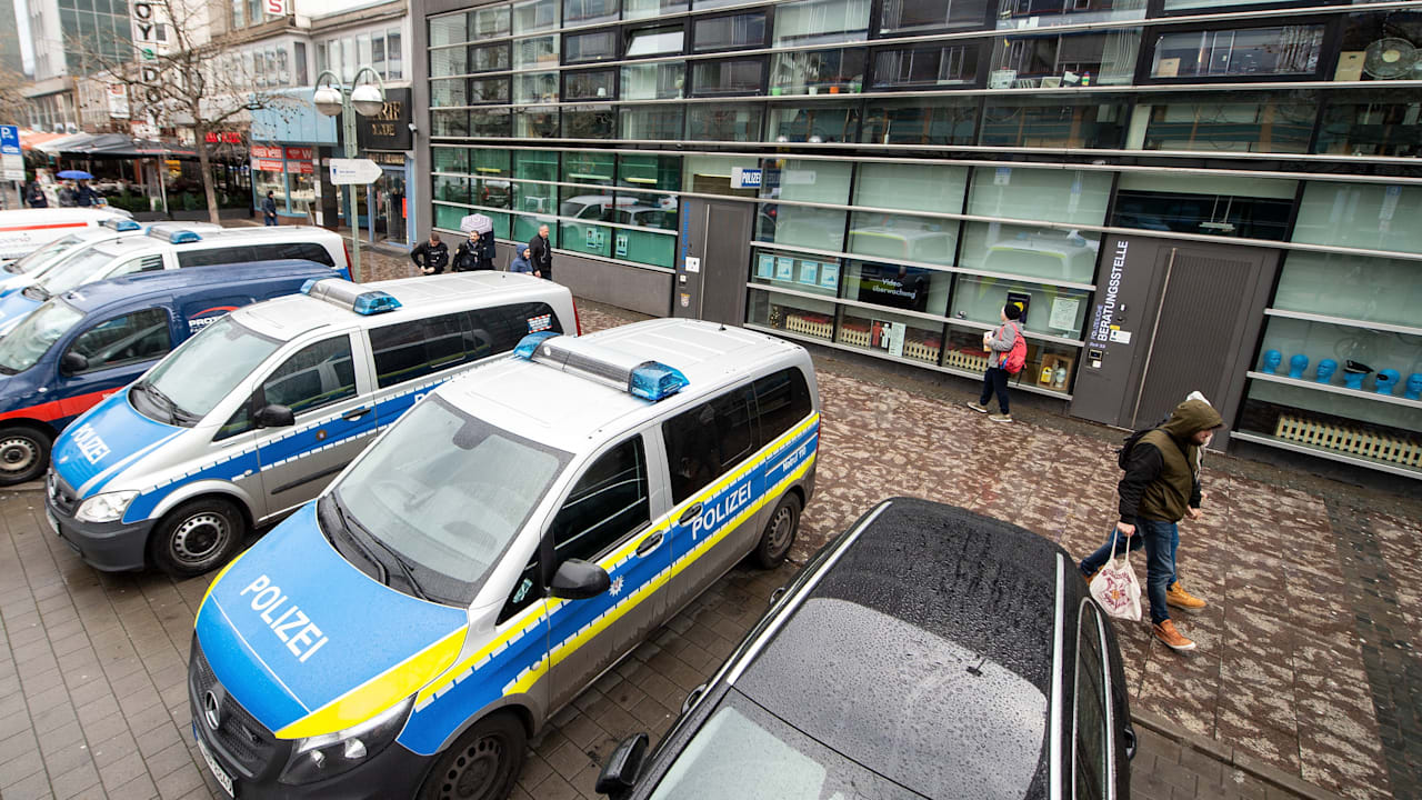 Skandal-Revier Frankfurt: Polizeiauto mit Kot besudelt | Regional