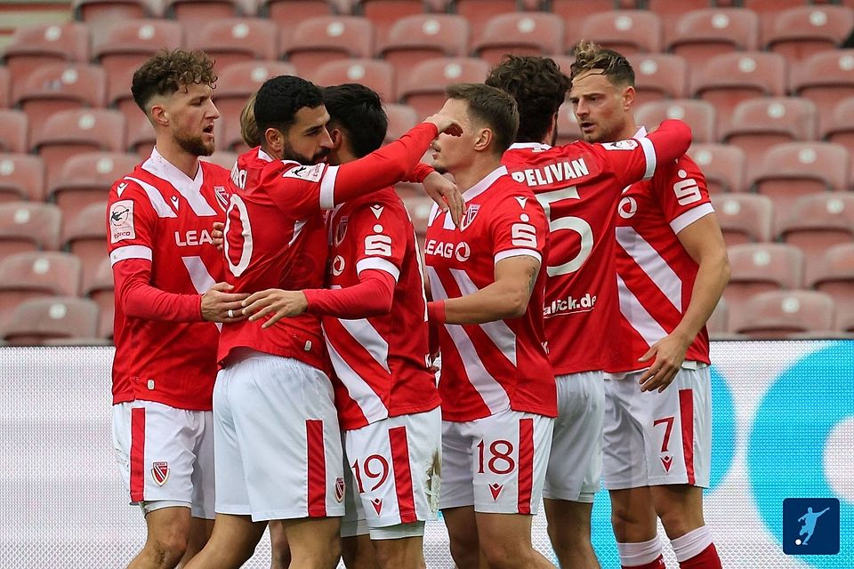 Ein häufig gesehenes Motiv: Jubel in den Cottbuser Reihen. Ein häufig gesehenes Motiv: Jubel in den Cottbuser Reihen.