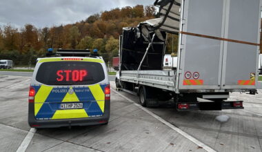 Lastwagen fährt trotz Schäden weiter: In Frankreich in Unfall verwickelt